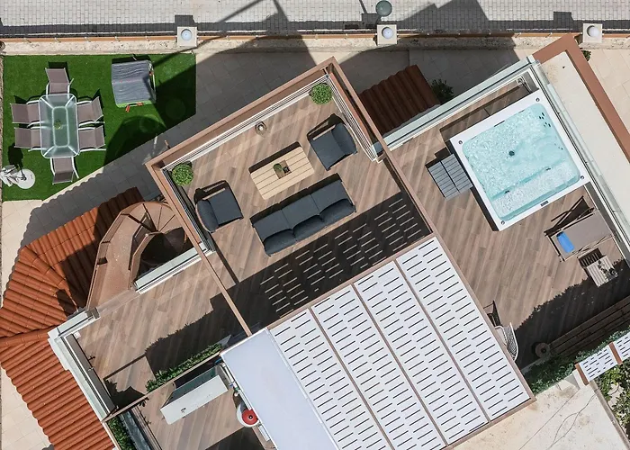 Private Rooftop Jacuzzi Sea View Walk To